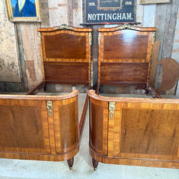 Antikt par franske empire-senge, ca. 1920 for engroshandel hos belvoir