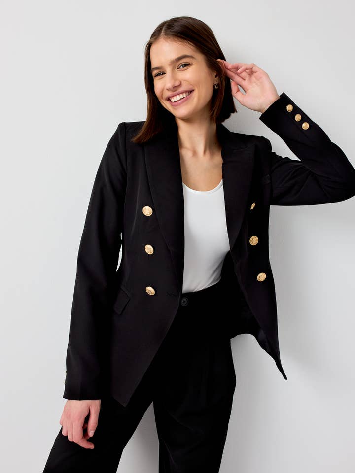 Attentif Paris – Großhandel Blazer – Damen – Attentif Paris zeitloser taillierter Blazer mit doppelreihigem Goldknopfmuster1
