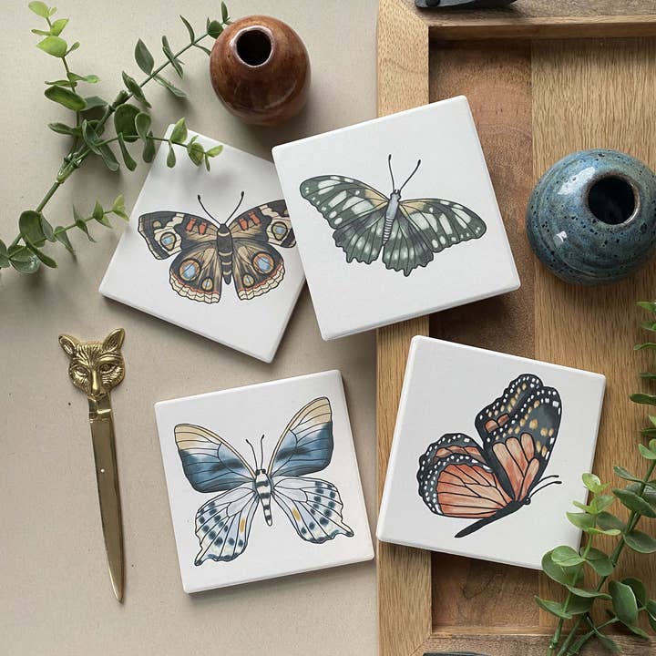 Set di 4 sottobicchieri in ceramica Bugs & Butterflies per la vendita all'ingrosso da parte di Fox Burrow Designs