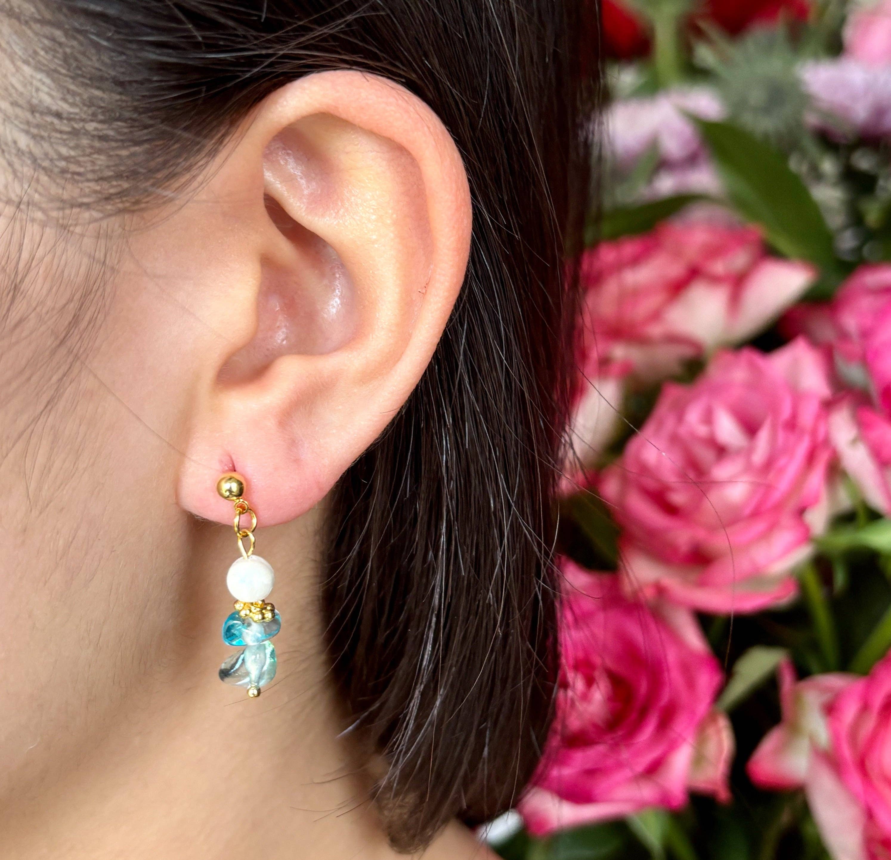 Ocean Ripples - Vente Boucles d'oreilles pendantes - Boucles d'oreilles pendantes en plaqué or 14 carats avec grappe d'aigue-marine