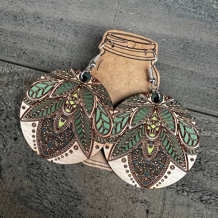 Orecchini in legno inciso Boho rotondi con felce verde per la vendita all'ingrosso da parte di Jill's Jewels