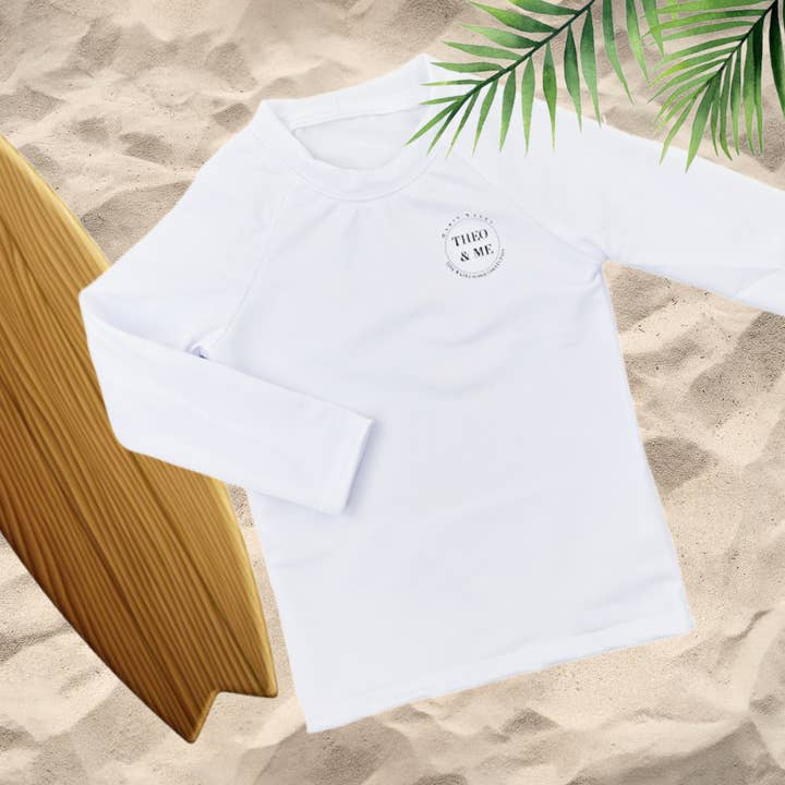 Pojkars rashguard-simtröja - Vit för wholesale av Rufflеѕ & Bоwtіеѕ - Affordable Boys & Girls Clothing