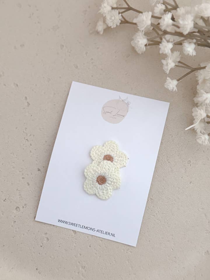 Barrette Antidérapante Fleurs Tricotées - Crème pour la vente par Sweet Lemons Atelier