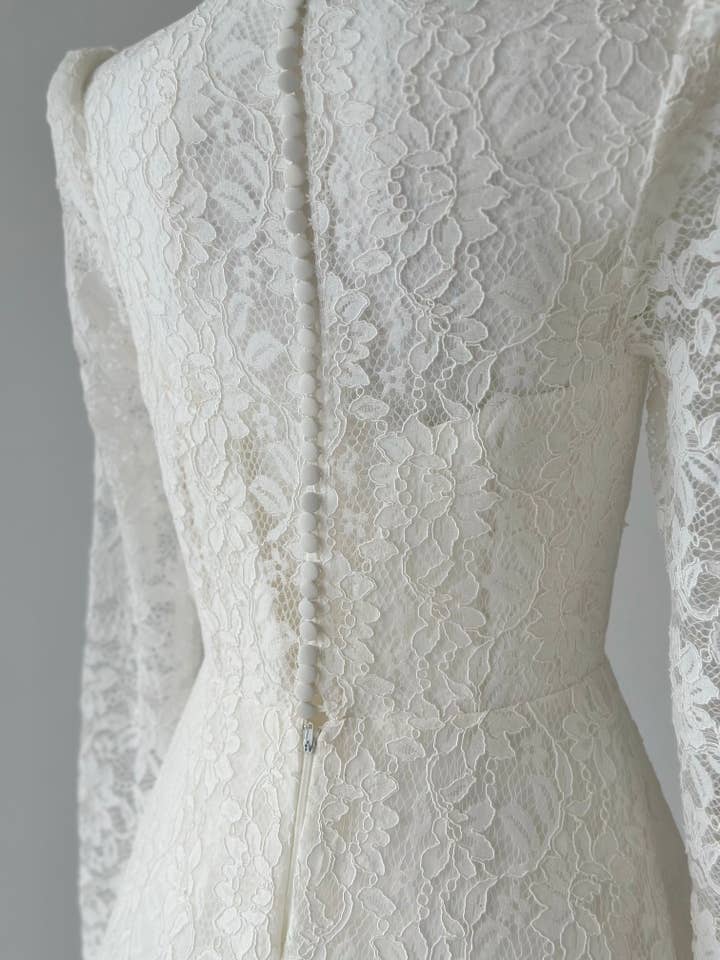 Como foto Vestido de Noiva Vintage de Renda com Mangas Compridas Encantado Grace para venda a revendedores na Faire4