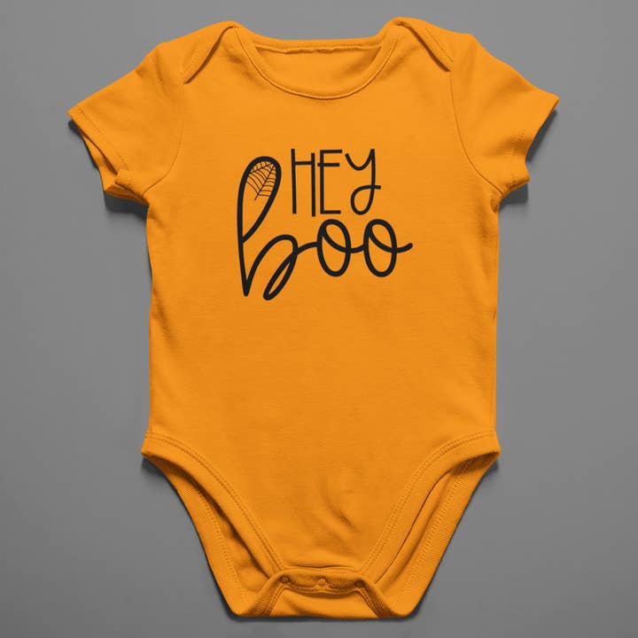 Hey Boo Halloween Onsie für den Großhandel von 34Designed