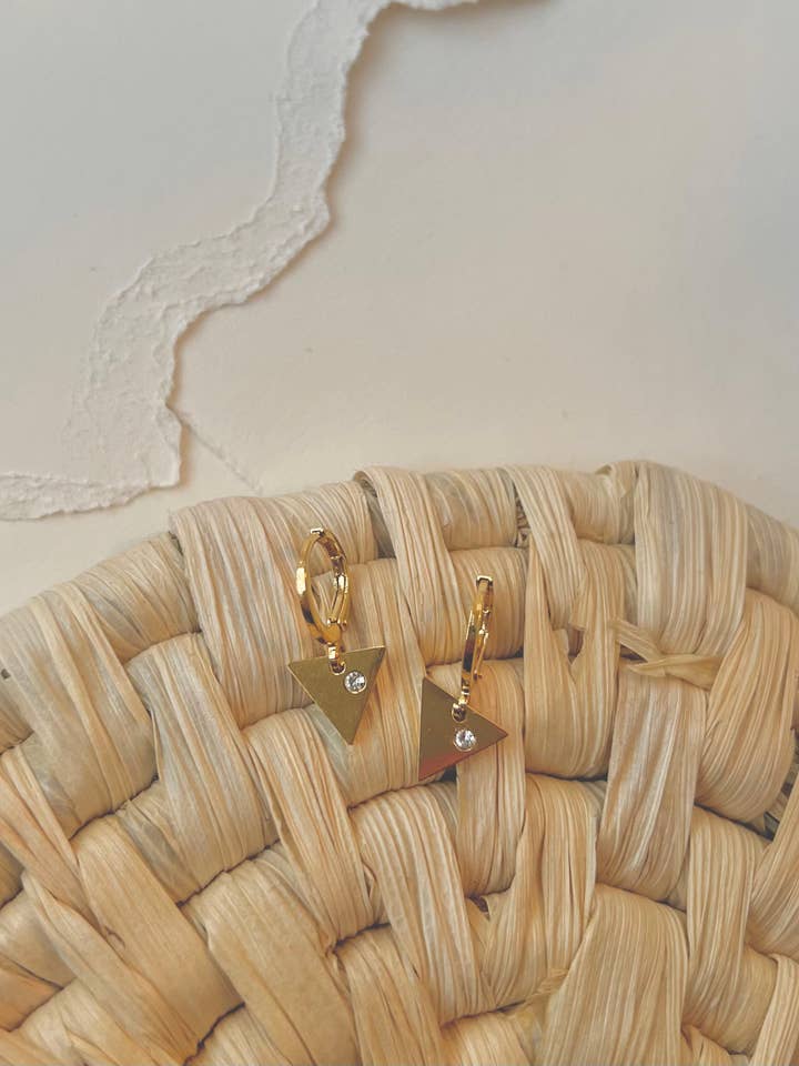 Orecchini a triangolo in oro con zirconi cubici per la vendita all'ingrosso da parte di terracottaandsun