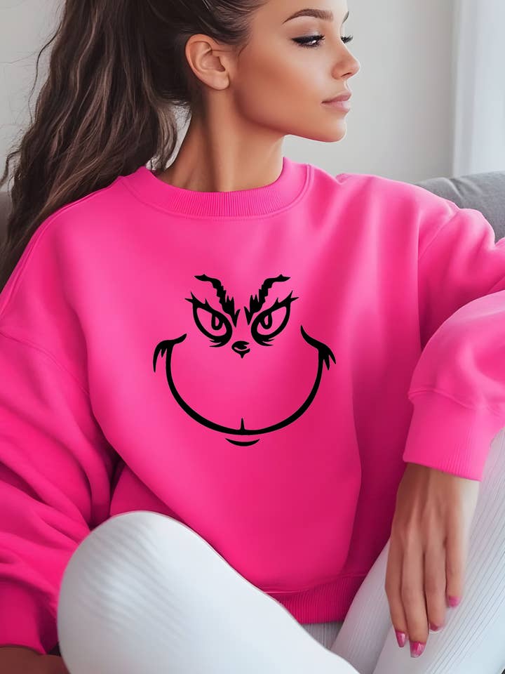 Sudadera The Grinch Face con cuello redondo y corte holgado, color rosa para venta al por mayor de Cherry Chic Designs