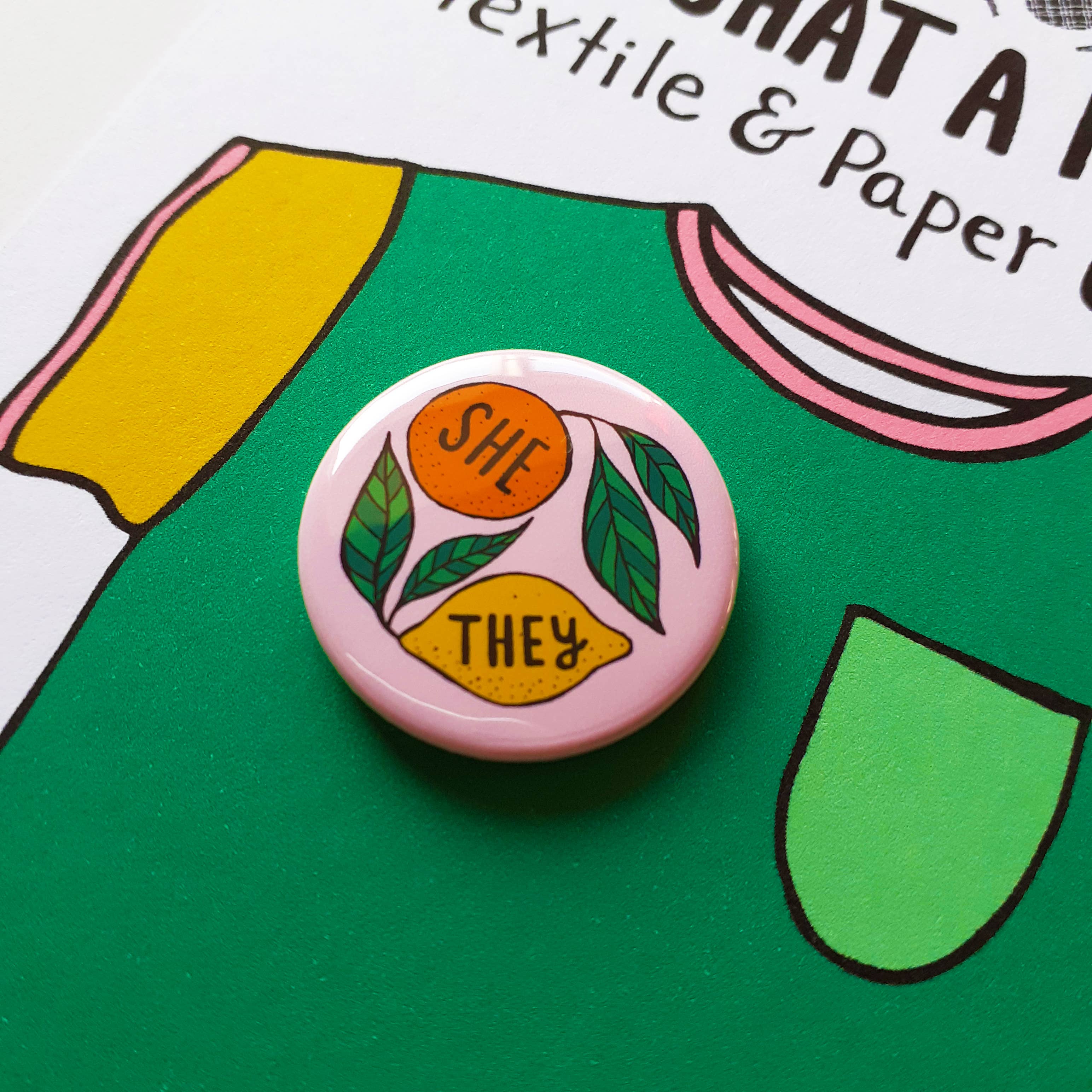 O What A Feeling | Textile & Paper Goods Co. – Großhandel Anstecker/Button – Mini-Anstecknadeln mit Zitruspronomen, 25 mm, auf niedlicher Displaykarte6