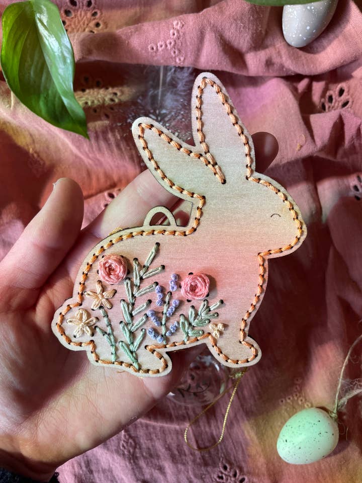 Broderibase kun blomsterkanin – Klar til at brodere træ for engroshandel hos Kneckes & Compagnie