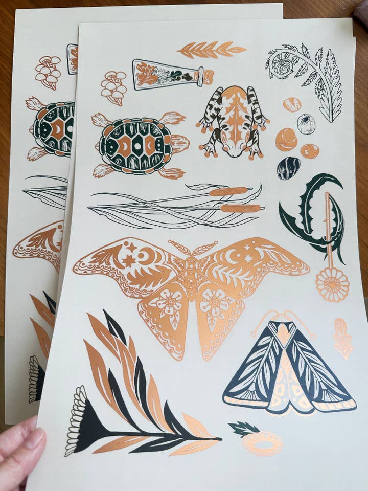 Affiche botanique 11x17 avec impression en feuille d'or rose "Forest Critters" pour la vente par Jennifer Yung Art