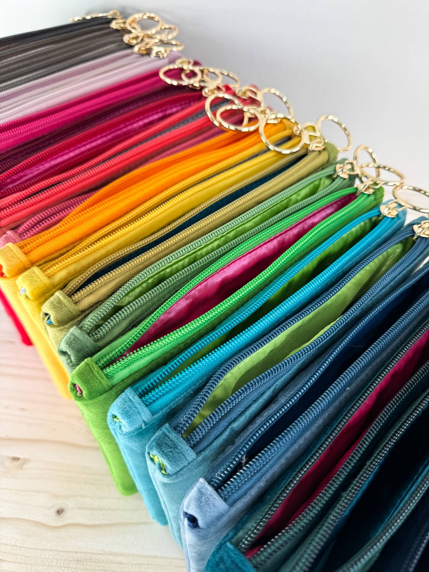 Herzilein-Wien GmbH - Venta al por mayor Bolsa para maquillaje - Bolso de mano 'Good things take time' de terciopelo4