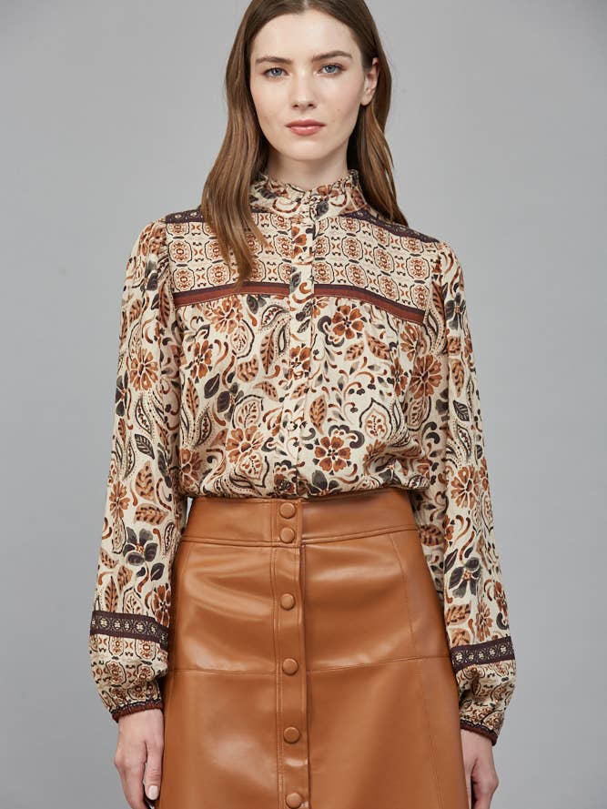 BLOUSA COM FECHO FRONTAL DE BOTÕES E GOLA COM FOLHOS FT20463 por atacado de FATE