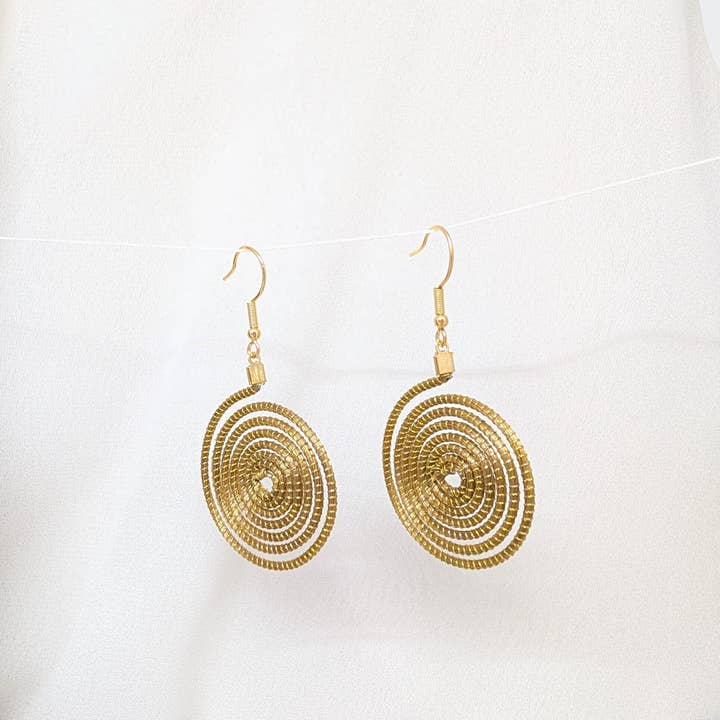 SLOWECO - Venta al por mayor Joya - Pendientes de oro vegetal - MIAMI - Biojoya Capim dourado - Joya sostenible natural hecha a mano - Ganchos - 4cmx4cm (LxAn) - SLOWECO
