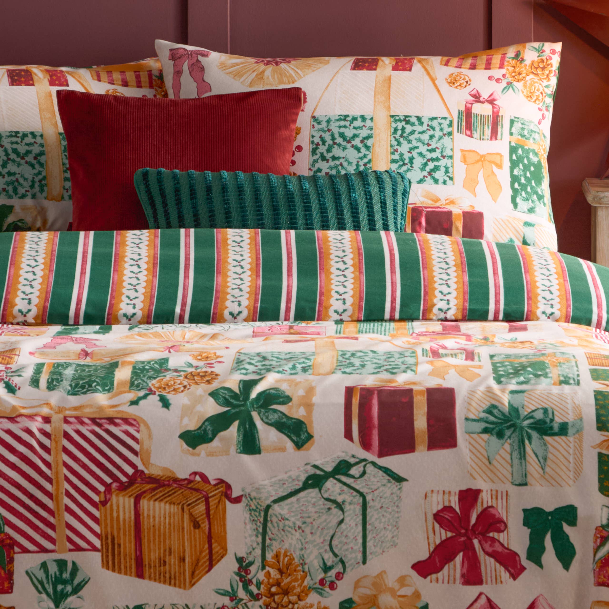 Emerald Red All Wrapped Up Reversible Duvet Cover Set Emerald/Red for wholesale on Faire3