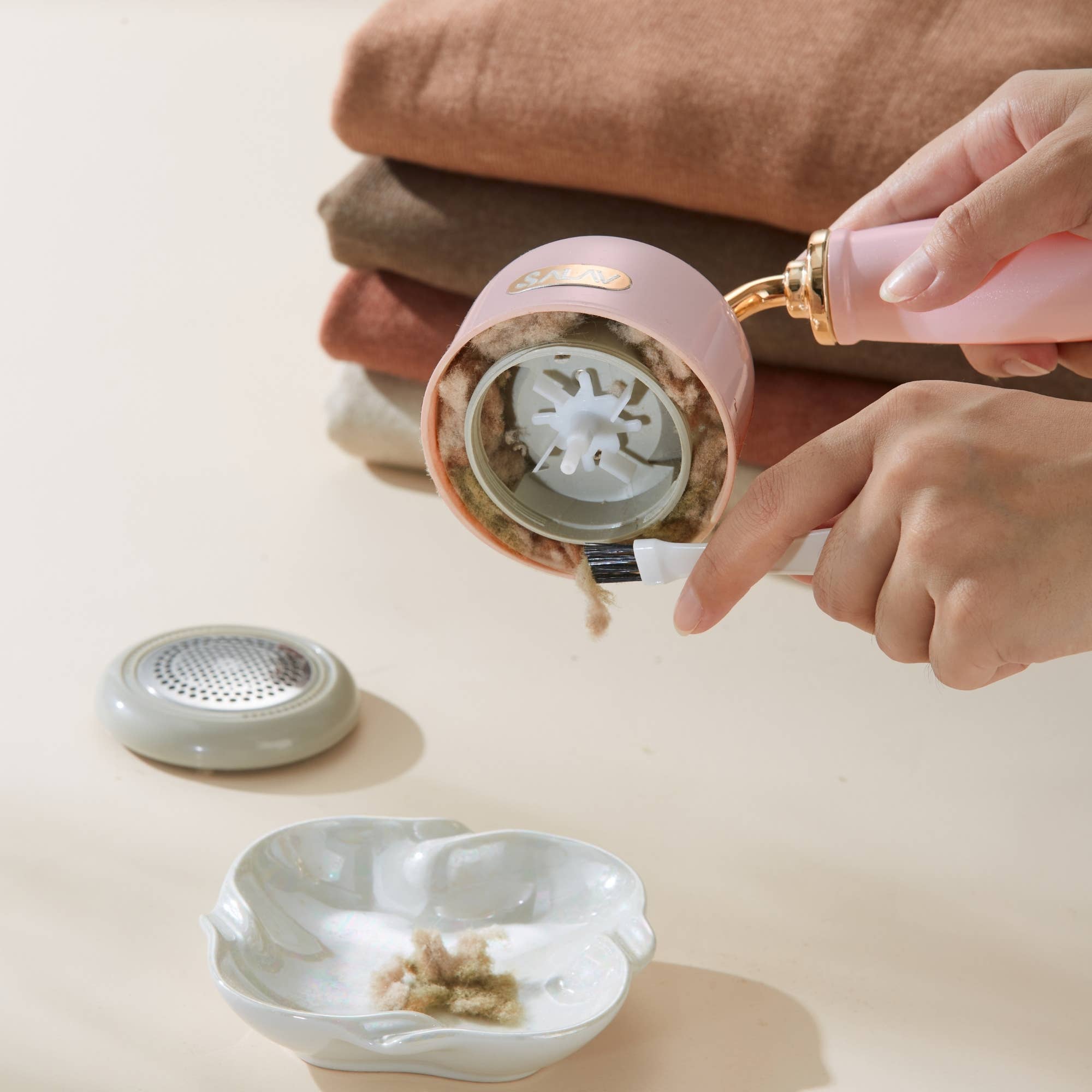 Salav-True & Tidy - Wholesale Lint Roller - Retro Edition Rechargeable Fabric Shaver and Lint Roller40