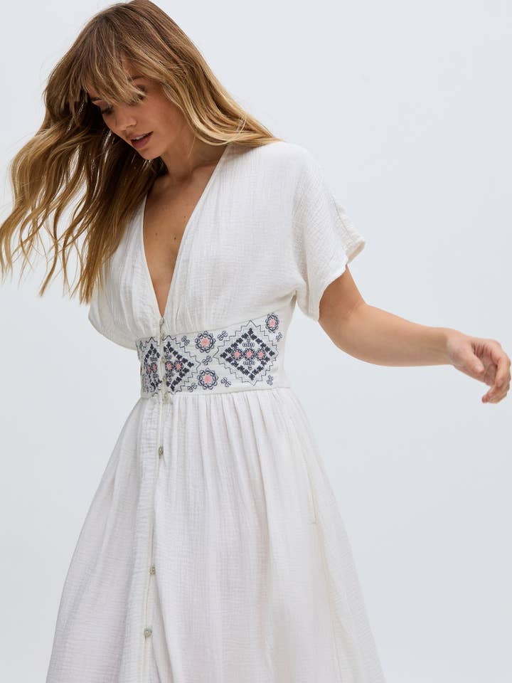 Vestido Comprido com Bordado e Botões Sally Ann em Branco por atacado de Raffya