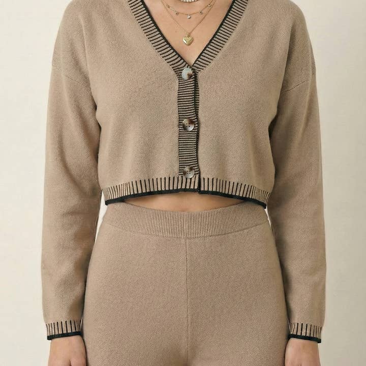 Ensemble de cardigan en maille à bordure contrastante avec haut court et pantalon large pour la vente par Modenaire