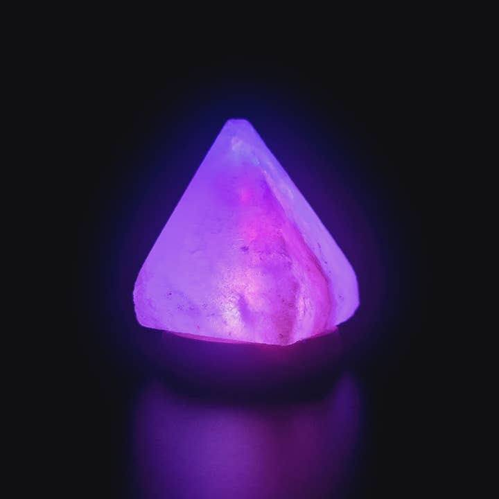 Gemstone Gifts Ltd. – Großhandel Salzlampen – Himalaya-Salz USB-Lampe mit Farbwechsel — Pyramide
