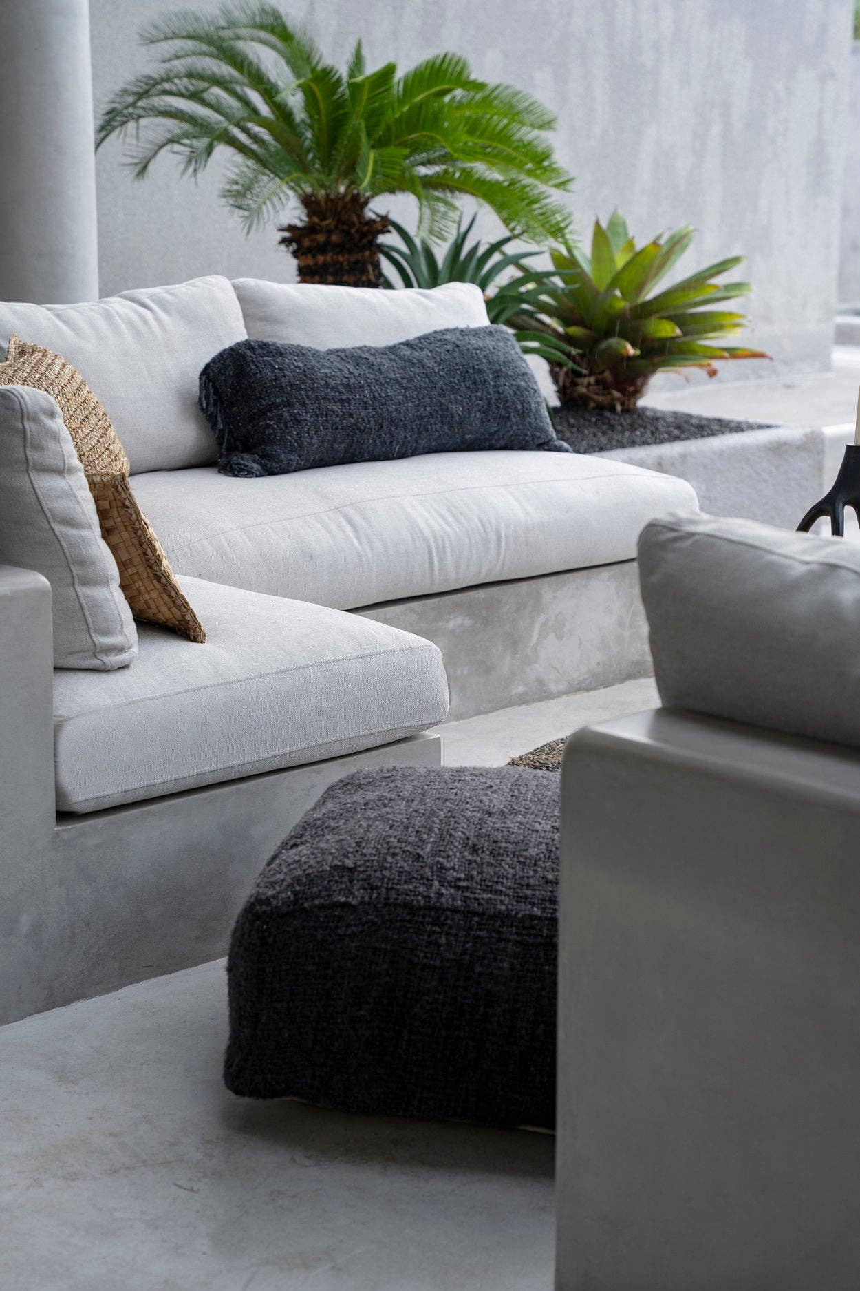 Bazar Bizar Living - Wholesale Pouf - The Oh My Gee Pouffe - Black Navy1