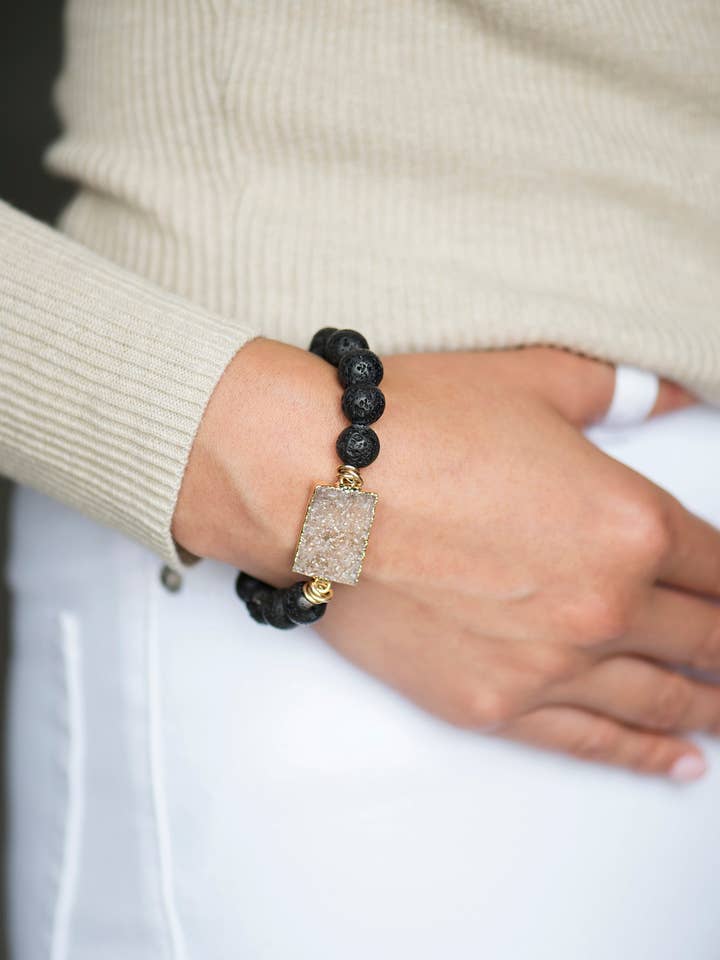 Bracelet Ananda en lave noire pour la vente par Mickey Lynn