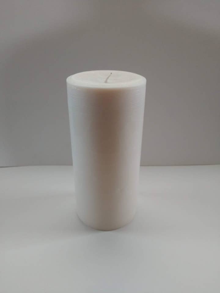 Stumpenkerze mit Soja-Duft „Lily Of The Valley“ für den Großhandel von Kate's Candles co