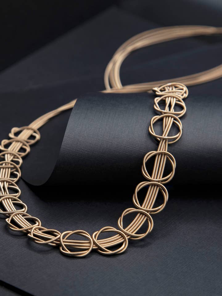 S88D - Collier long fil de piano or rose avec entrelacement pour la vente par Sea Lily