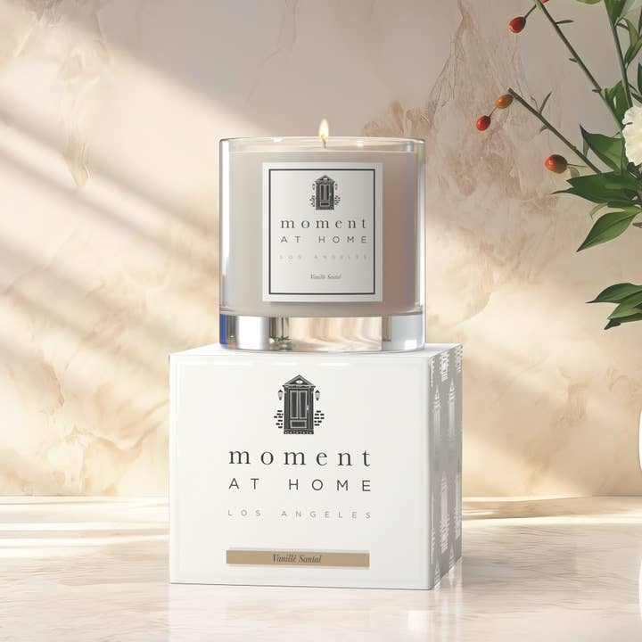 Bougie parfumée Vanillé Santal en boîte de luxe pour la vente par Moment At Home