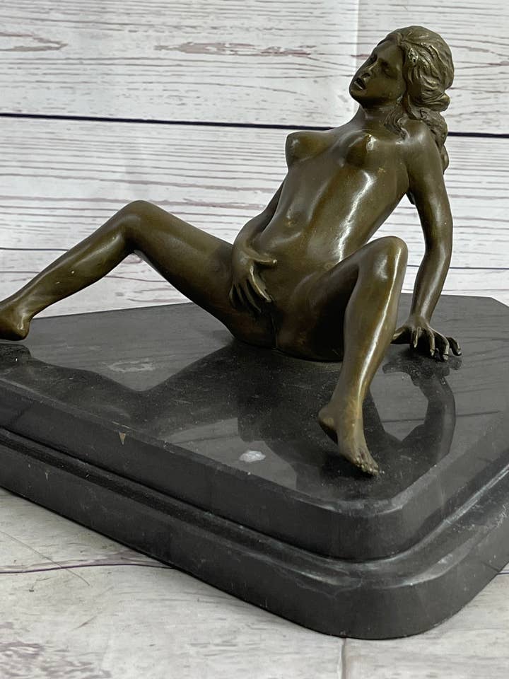 Nacktes Mädchen, das sich selbst berührt, erotische Kunst, Bronze-Metallskulptur, Figur, Marmorsockel für den Großhandel von Bronzhaus