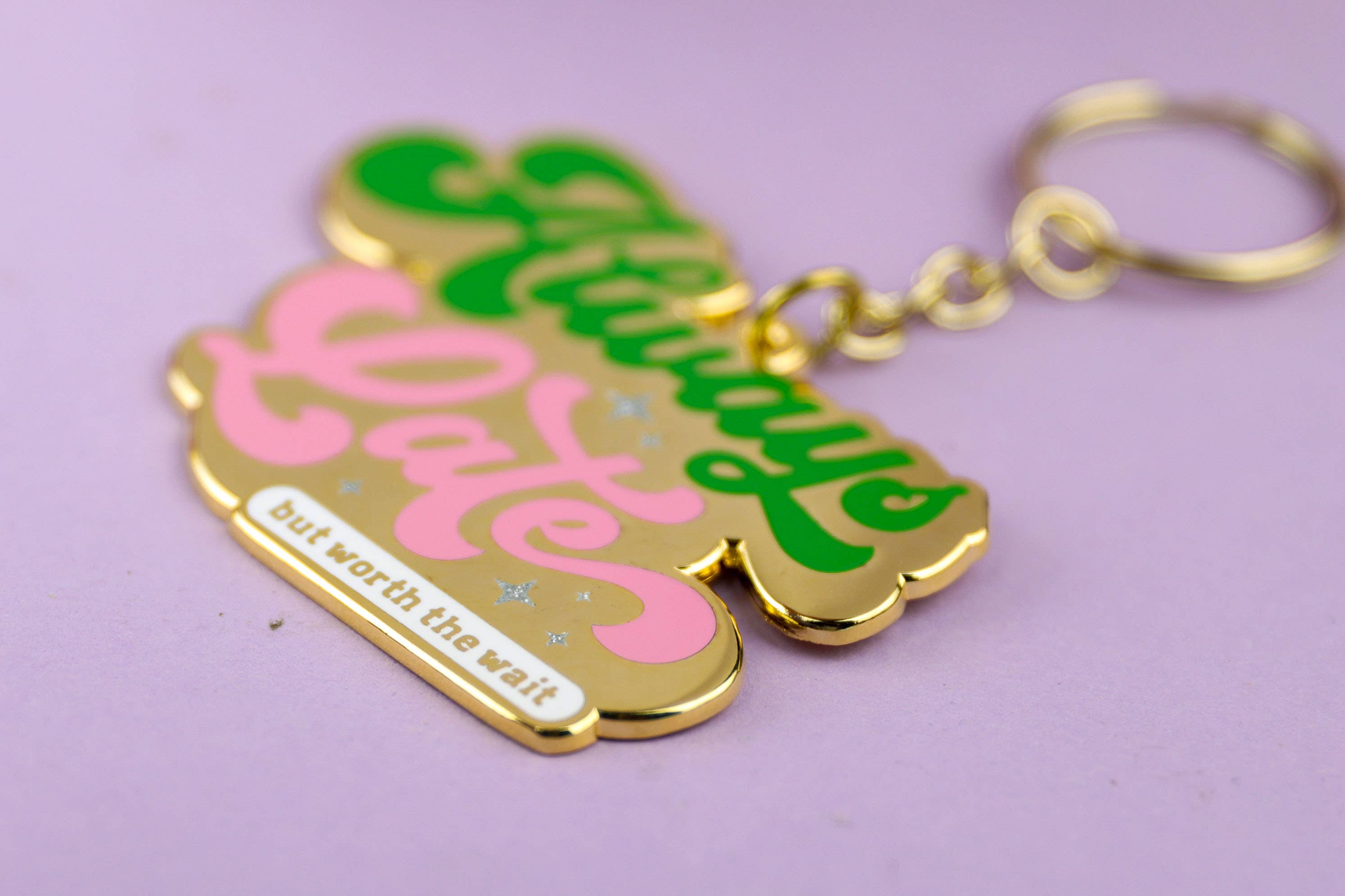 Studio Inktvis - Wholesale Sleutelhanger - Uniseks - Sleutelhanger Always Late maar de moeite waard om op te wachten2