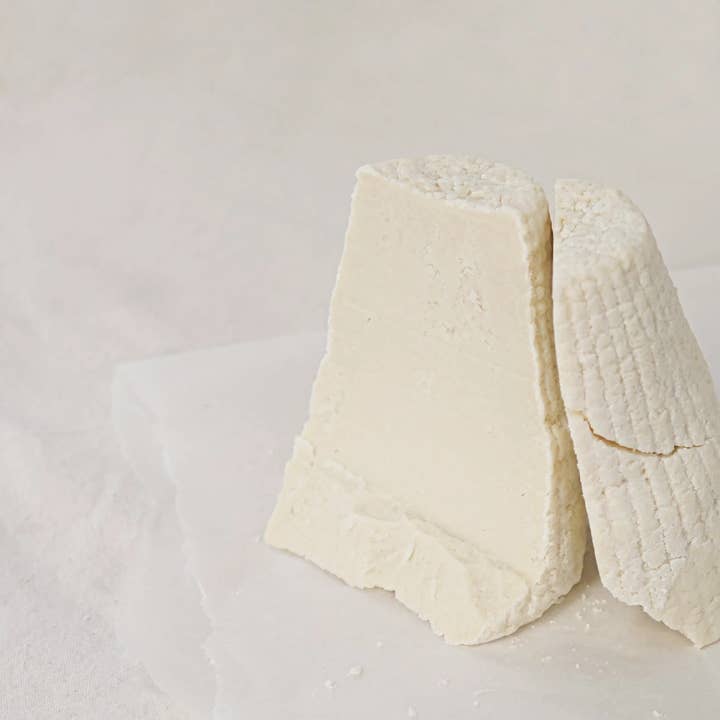 Ricotta Salata - Gesalzene Schafsmilch-Ricotta aus Gargano (400 g) für den Großhandel von OLIO DI SERRA