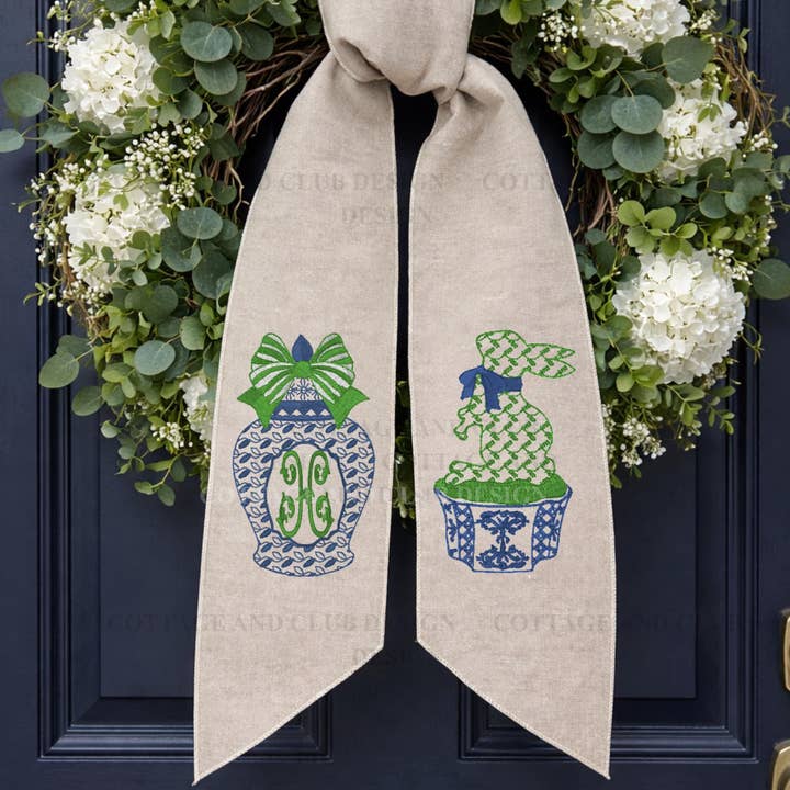 Chinoiserie Couronne de Pâques Sash, Couronne Topiaire Lapin Brodé Sash, Pot à Gingembre Monogramme Suspension de Porte Printanière, Décor en Lin pour la vente par Cottage & Club