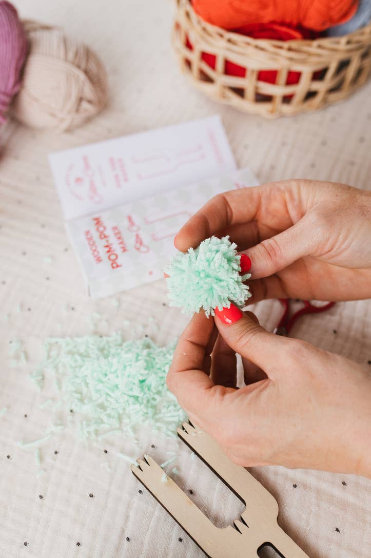 Cotton Clara Craft Kits & Supplies – wholesale Craft supplies – 🎀 Wooden Pom Pom Maker3