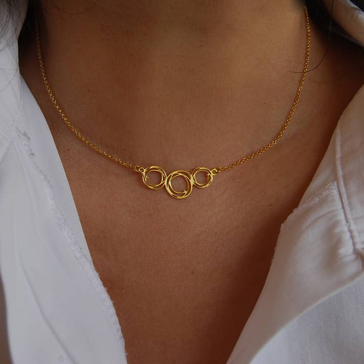 Sterling silver necklace with circle design. for wholesale by Yneda Jewels