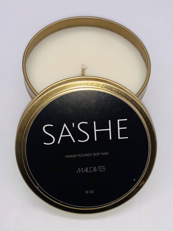 Bougie Maldives Travel Tin pour la vente par Sa’She Luxe