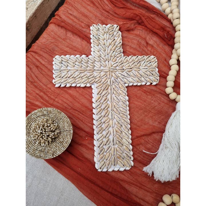 Kreuz aus Muscheln handgefertigt für den Großhandel von Bali and co