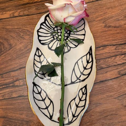 Plat en céramique fait main en forme de fleur avec accents en or 22K 7x12 MED pour la vente par Hsieh Clay SF