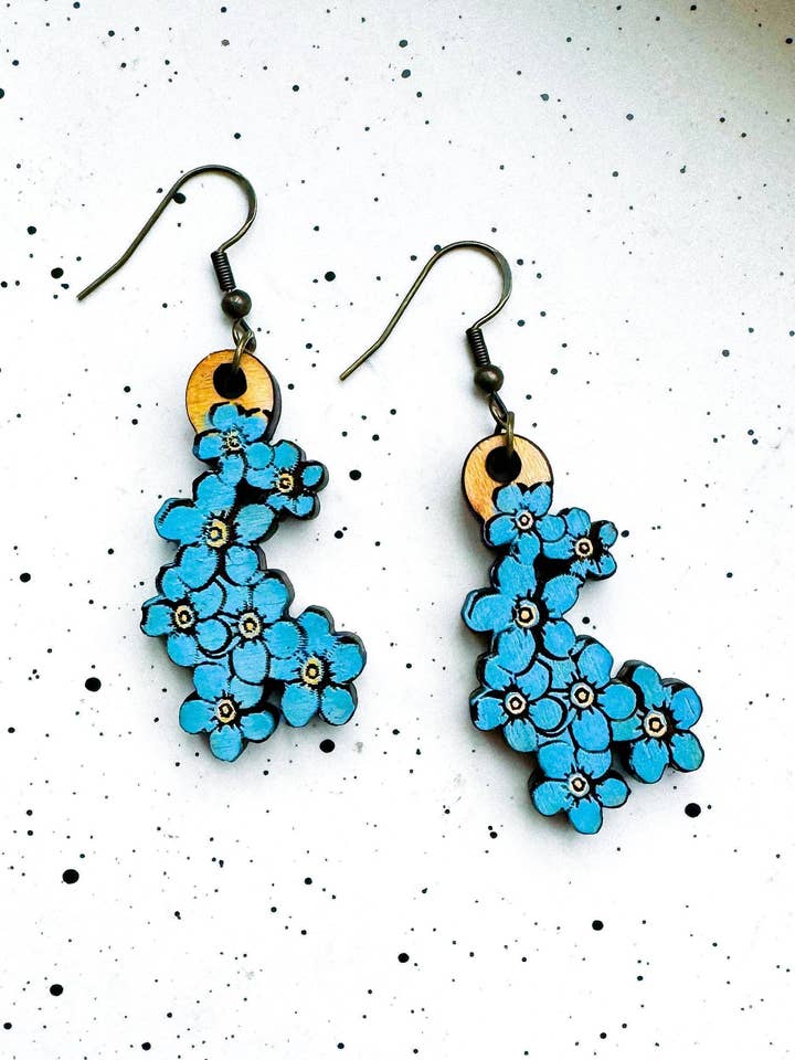 Brincos de flores de madeira forget me não feitos no Alasca por atacado de Ak Daisy Chain