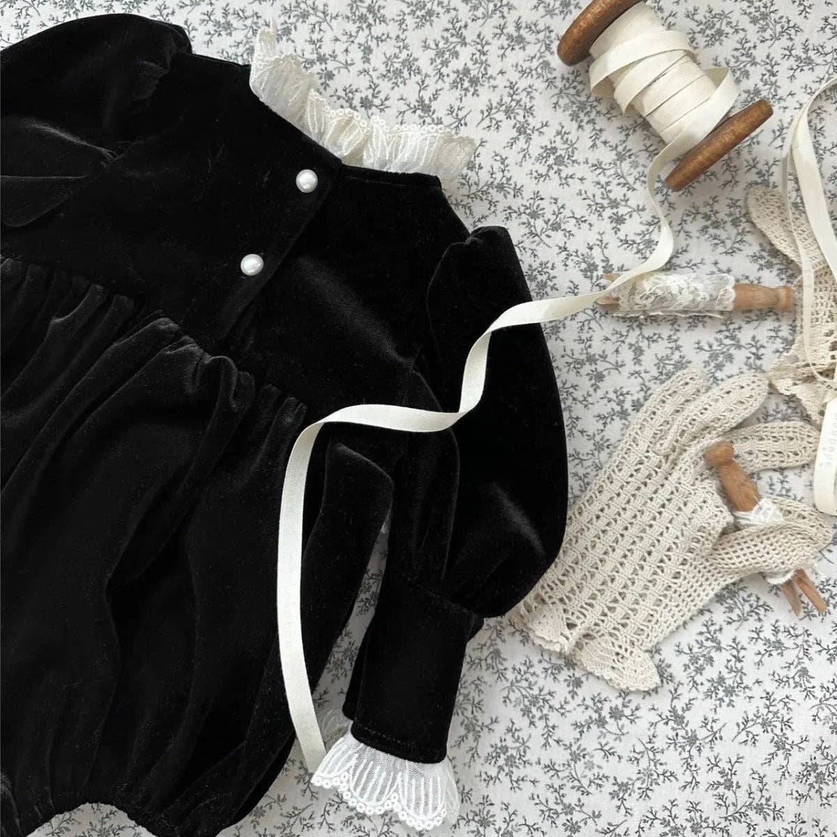 Noir Arrivée Body à manches longues en dentelle noire pour bébé fille en vente sur Faire4