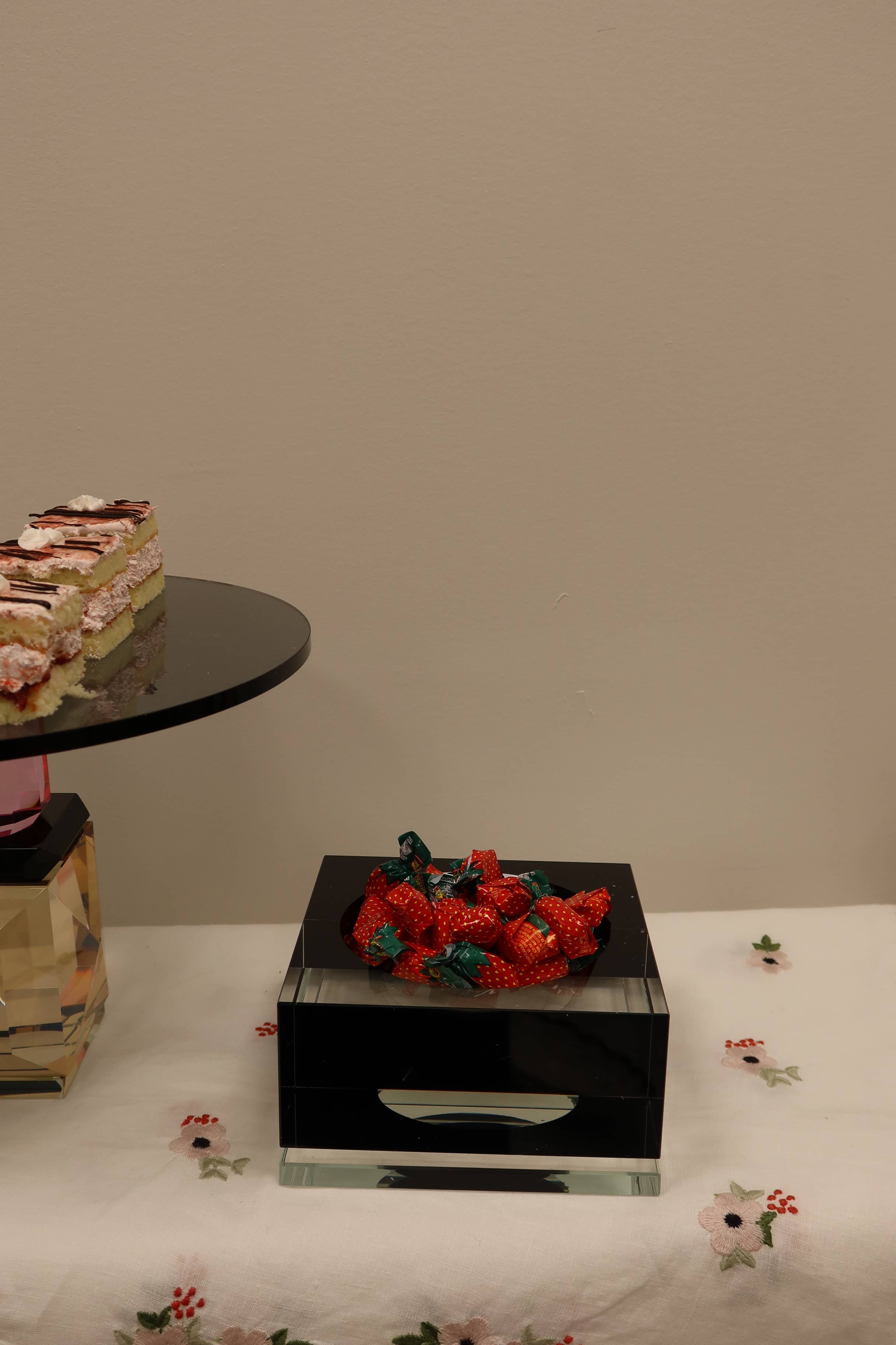 VIVIENCE – wholesale Dekorativ tallrik/fat/skål – Grund Svart Klar Grund Skål1