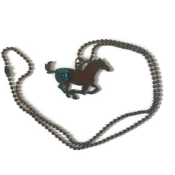 The Rustic Barn - Vente Colliers à pendentif - Collier cheval rustique avec fleur turquoise1