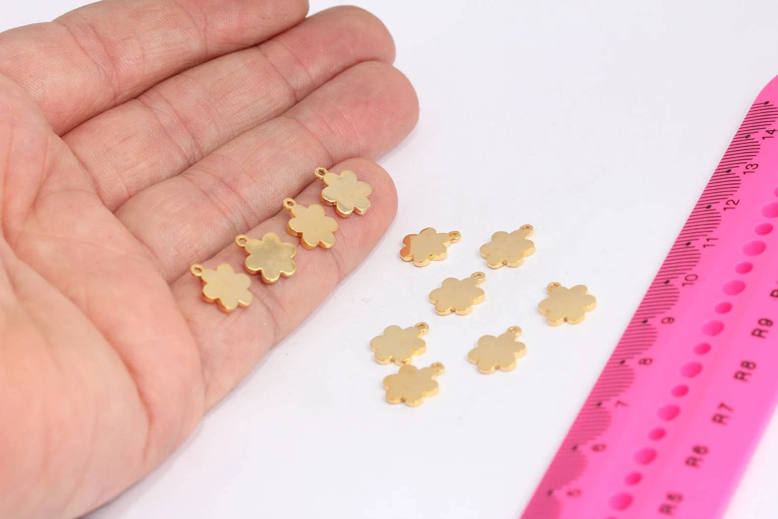 QueenJewelryM – wholesale Individual charm/pendant – 9x13mm 24k Shiny Gold Clover Charms, Four Leaf Clover, MTE65