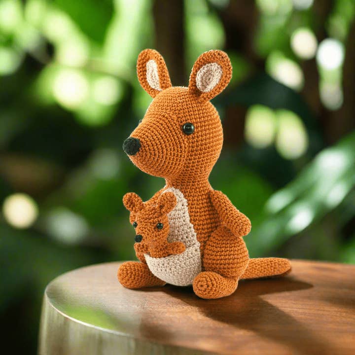 Kangourou en crochet fait main avec bébé – Ensemble mignon maman et joey pour la vente par Joy Gift London