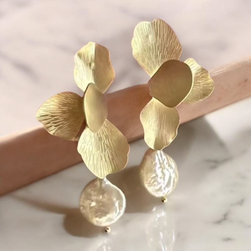 Athena Bridal Jewellery - Vendita all'ingrosso Orecchini pendenti - COLLEZIONE ATHENA - ORECCHINI PENDENTI CON PERLA E FIORE - CZER875 ORO7