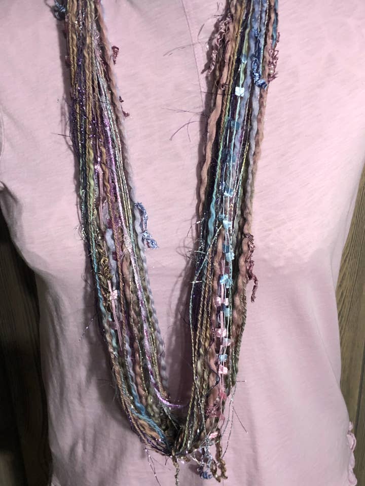 Lenço Leve em Tons Pastel Suaves com Pérolas por atacado de Scarves of Westwood