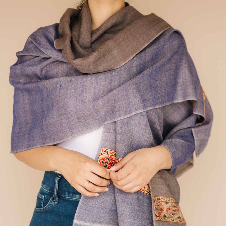 Châle à bordure en pure laine violette Wise pour la vente par Embrace