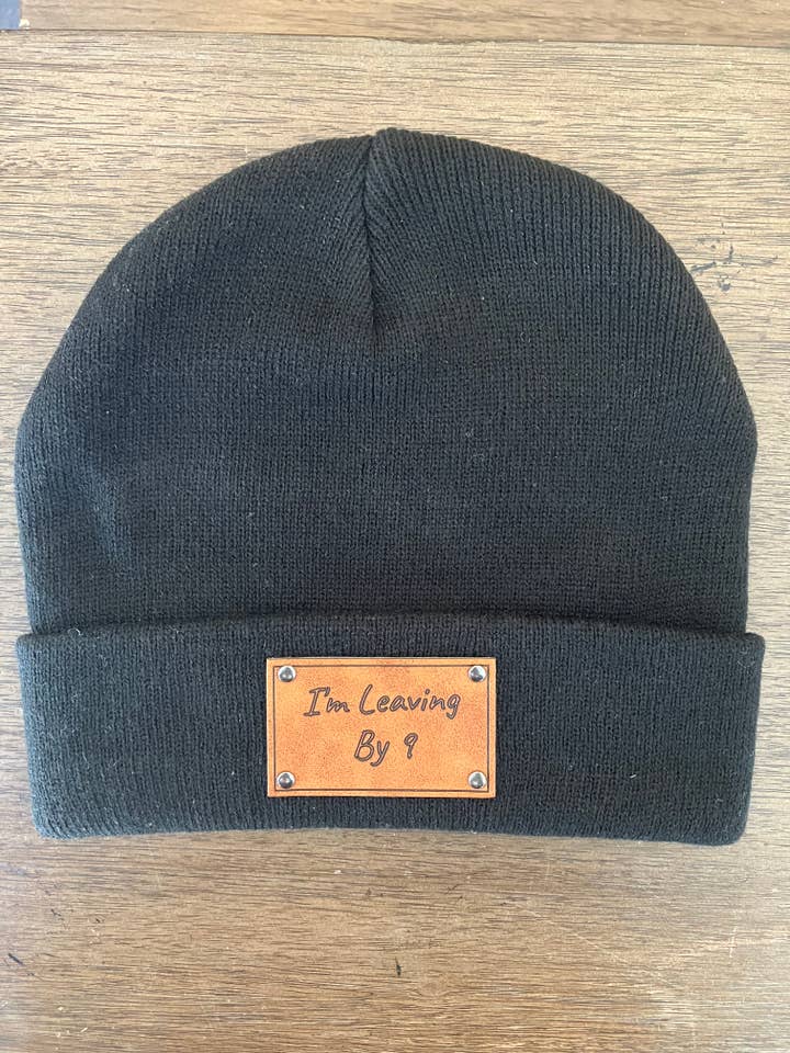 Gorro Unisex Divertido y Humorístico "Me Voy a las 9" para venta al por mayor de Flow Art Studios