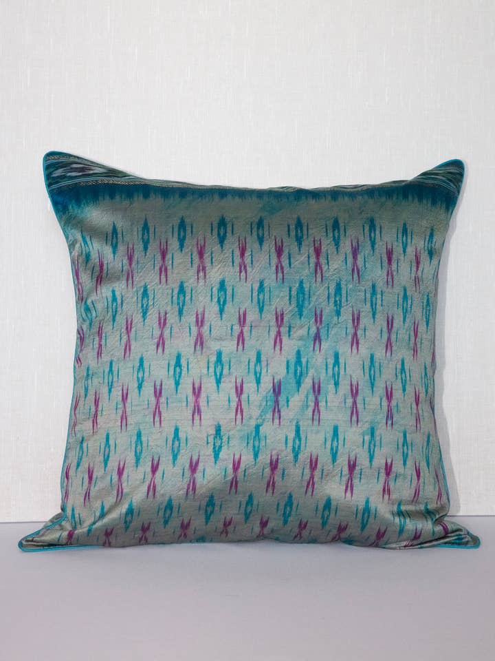 Housse de coussin sari en soie Ikat vintage céruléenne, 20 x 20 pour la vente par Rameti studios