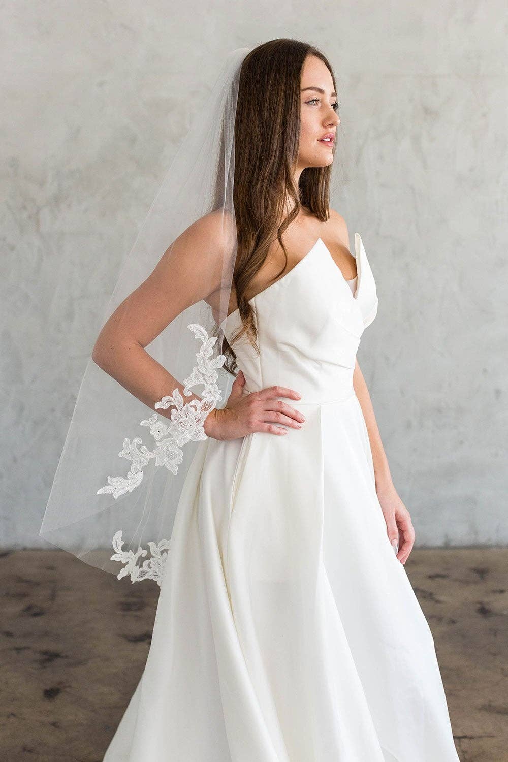 Brides & Hairpins - Vente Voile – femme - VOILE DU BOUT DES DOIGTS AMELIANA - AVEC BORDURE EN DENTELLE ÉPARPILLÉE8