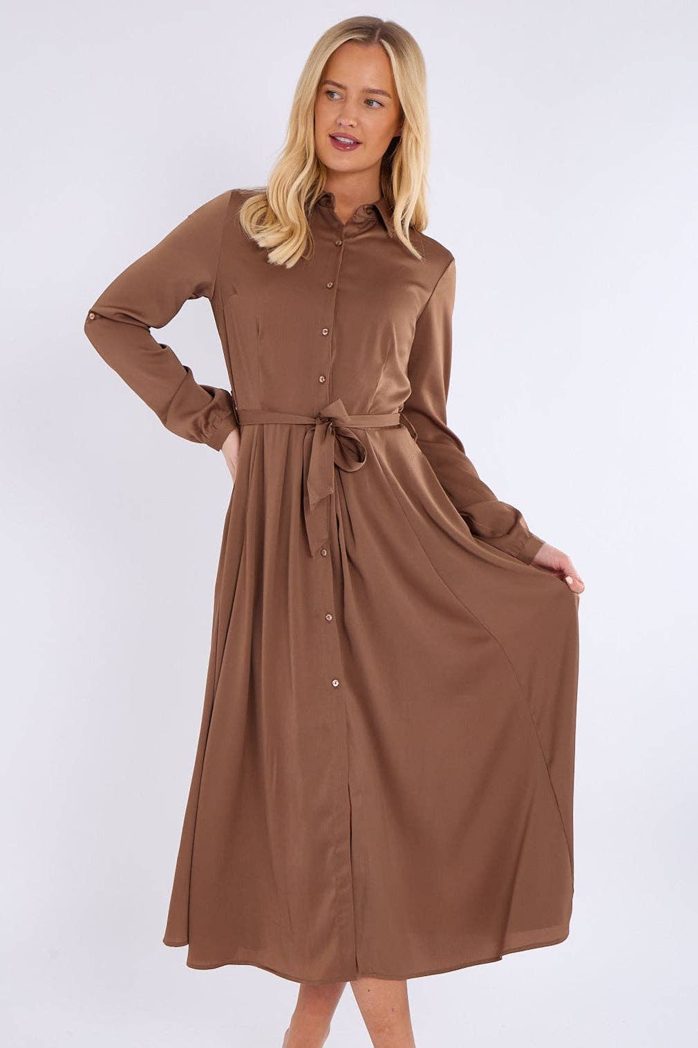 marrone Abito camicia maxi a strati in raso a maniche lunghe color moka in vendita all'ingrosso su Faire3