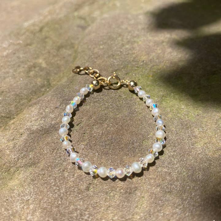 Petit bracelet pour bébé en perles et cristaux pour la vente par Beshea Beshea